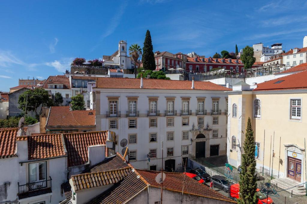 Alfama Stunning River and Historic City Views 2Bedrooms & 2Bathrooms AC Balcony 18th Century Building — 4-Star Luxury Hotel in Lisbon, Portugal