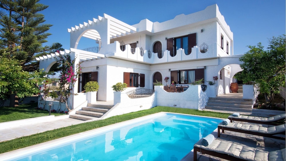 Luxury Villa Rosita w heated pool Nature & Relax — 4-Star Luxury Hotel in Hersonissos, Greece
