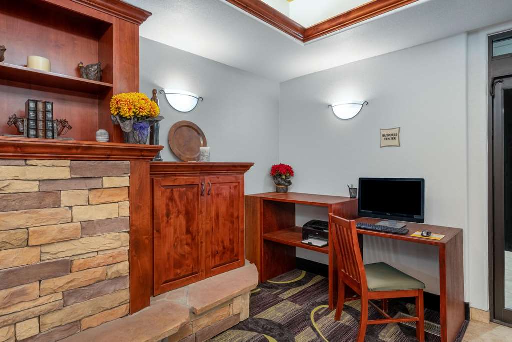 La Quinta Inn & Suites by Wyndham Rifle - photo 30