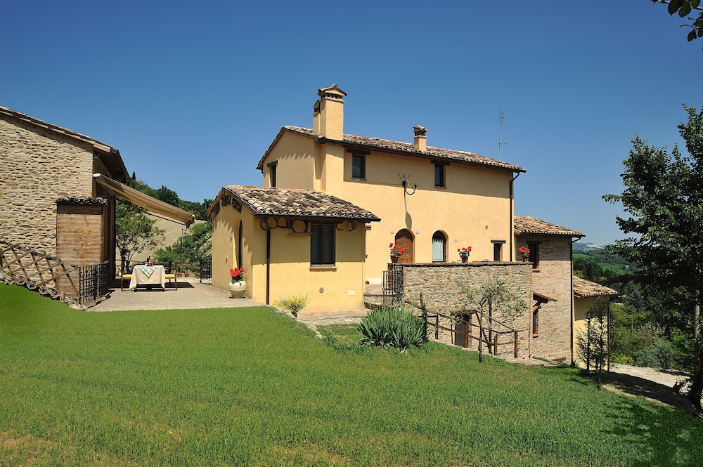 Country House Ca' Vernaccia — 4-Star Luxury Hotel in Urbino, Italy