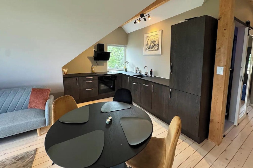 1 Bed Loft Sleeps 4 Hot Tub Sauna And Pets Ok 20195132 — Stokmarknes
