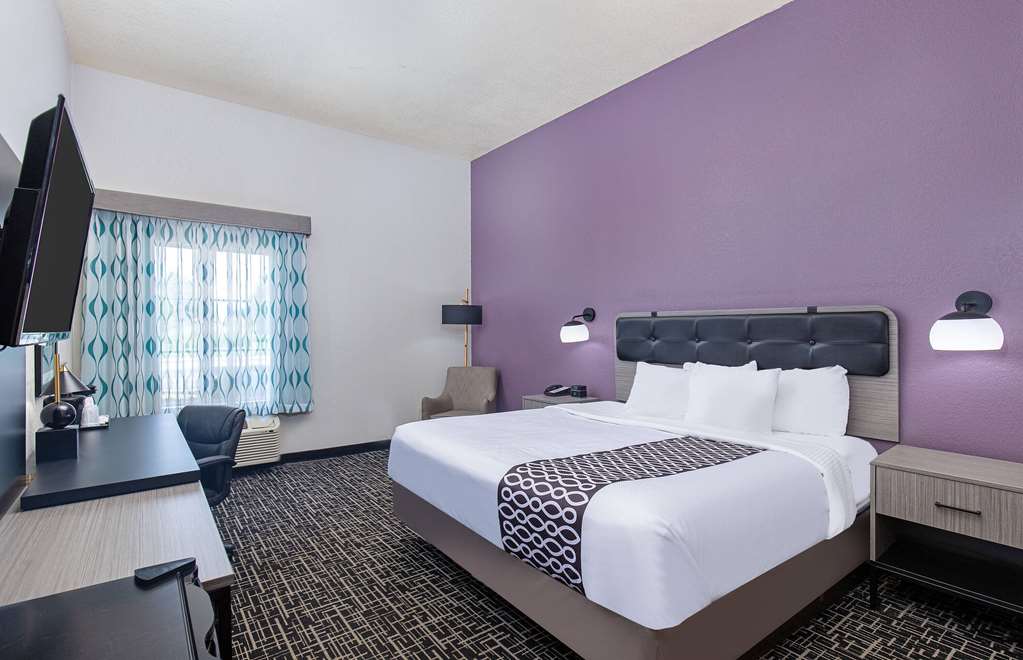 La Quinta Inn & Suites by Wyndham Bowling Green - photo 38