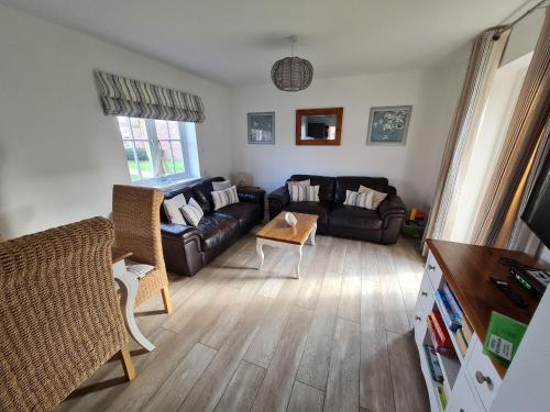 Family Tides The Bay 2 bedrooms patio garden parking nearby 2 dogs welcome