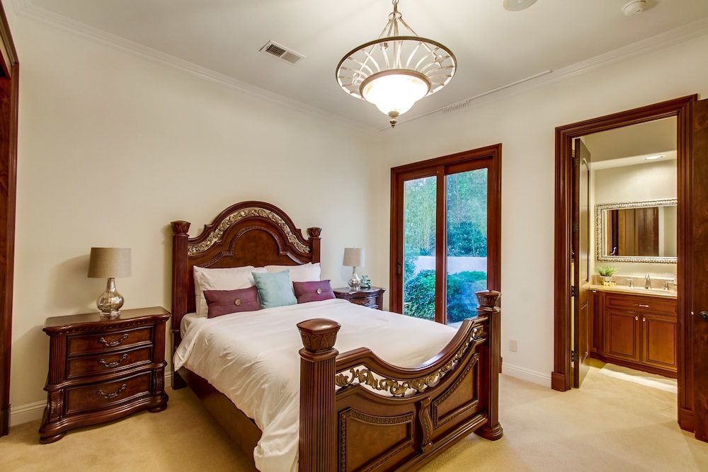 Tropical 5BR La Jolla Retreat by NamaStay - photo 22