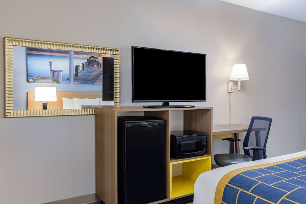 Days Inn & Suites by Wyndham Savannah Midtown - photo 16