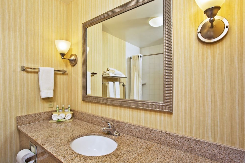 Holiday Inn Express & Suites Howell by IHG - photo 21