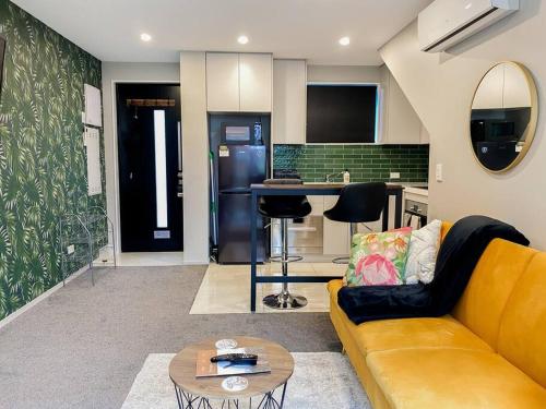 City Centre Downtown Cutie 2 story 1 bedroom Townhouse W Home Office set up 4 Minutes walk to Stadium — 4-Star Luxury Hotel in Christchurch, New Zealand