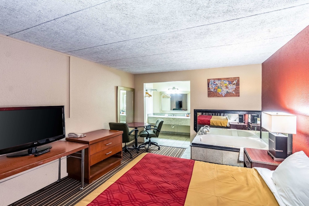 Econo Lodge - photo 15