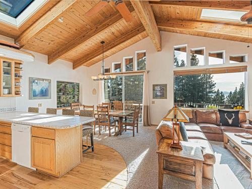 Fantastic Lakeview house with large decks