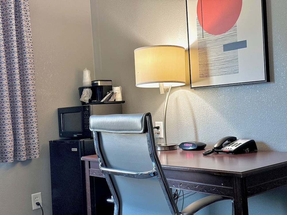 Economy Inn & Suites Cedar Rapids - photo 16