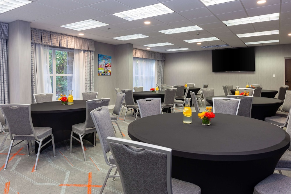 Hampton Inn & Suites Raleigh Cary Lenovo Center - photo 51