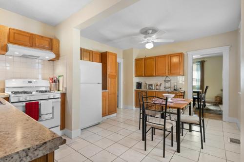 UNH Home Base 10 minutes from beach — 4-Star Luxury Hotel in West Haven, United States