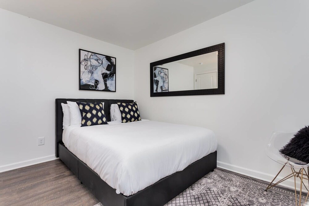 10 BRs Comprised of 2 5BR Suites by Domio - photo 5