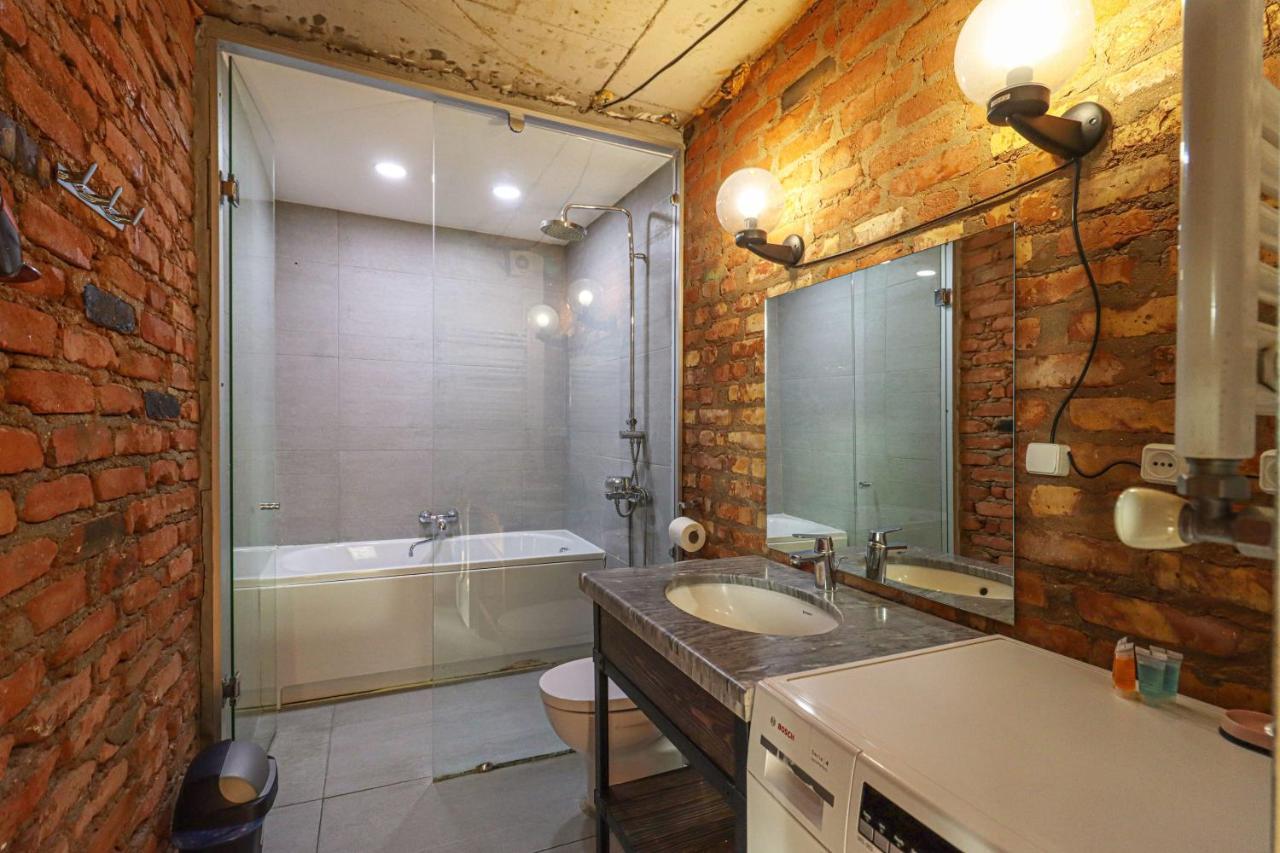 Vintage Mezzanine Apt in City Center By Wehost