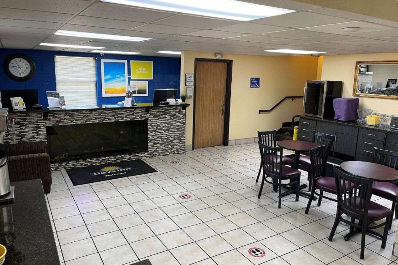 Days Inn by Wyndham Park City Kansas - photo 5