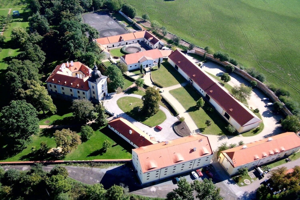 Pytloun Chateau Hotel Ctenice — 4-Star Luxury Hotel in Prague, Czech Republic
