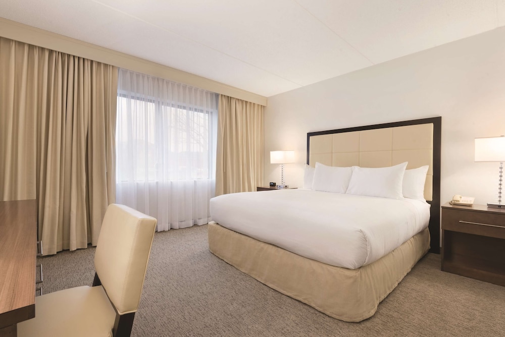 Embassy Suites by Hilton Milwaukee Brookfield - photo 22