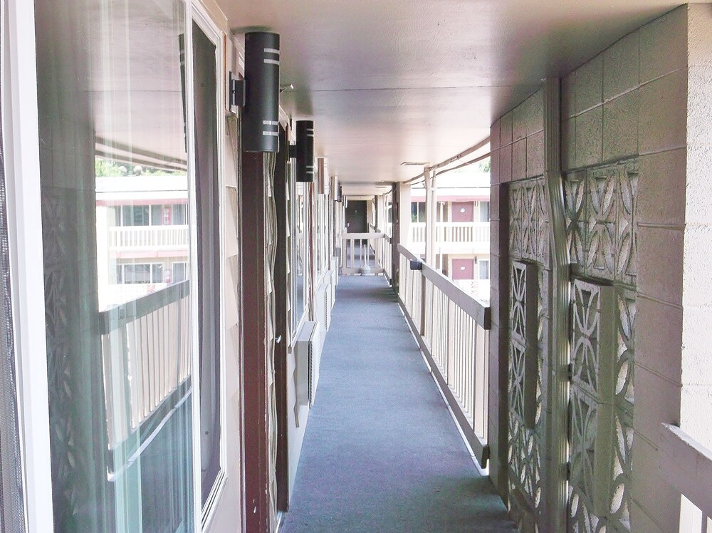 Banfield Value Inn - photo 36