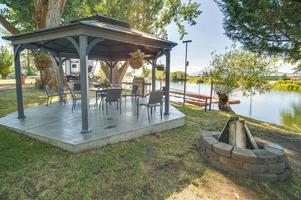 Resort Cabin on the River 21 Mi to Crater Lake in Chiloquin, United States