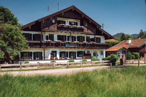Wiefarn Apartments Ferienwohnungen in Bad Wiessee am Tegernsee — 4-Star Luxury Hotel in Bad Wiessee, Germany