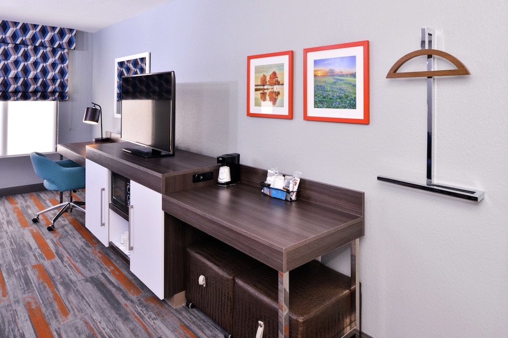 Hampton Inn & Suites Legacy Park Frisco - photo 14