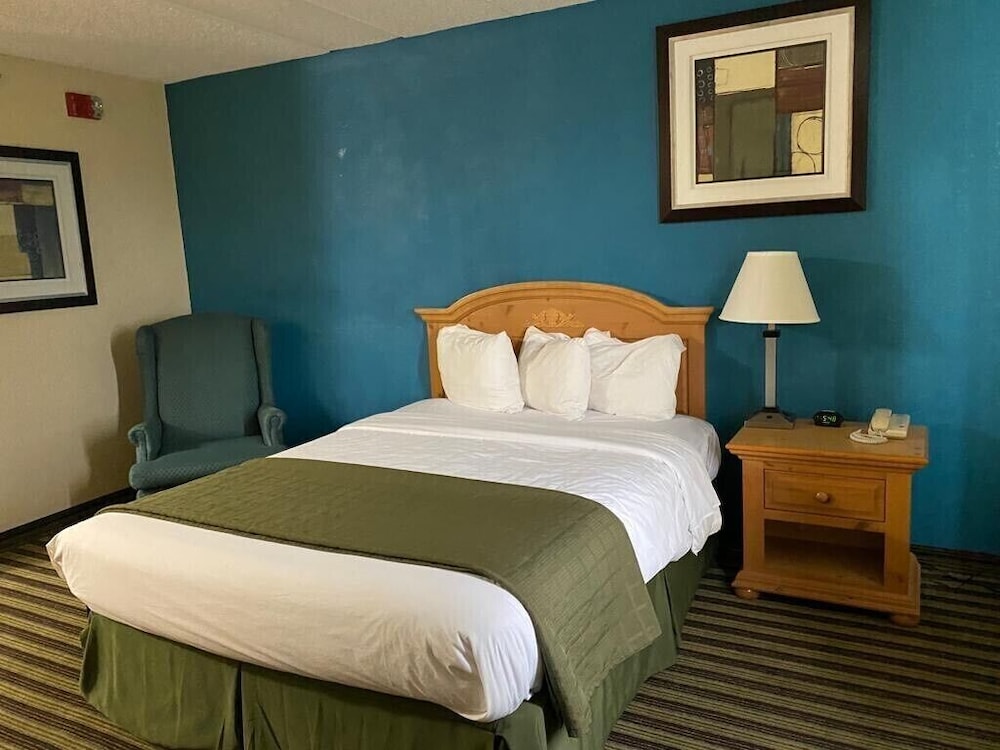 American Inn and Suites - photo 13