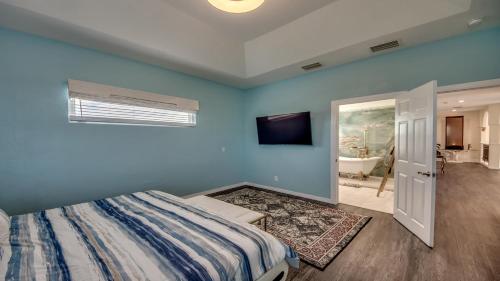 Golden Globe luxury on the canal with poolspa — Cape Coral — photo 5