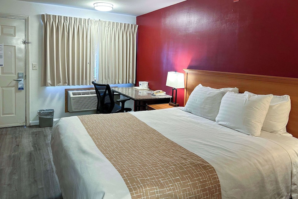 Econo Lodge Edmonds North Seattle - photo 13