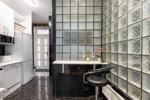 Stylish Central Budapest Apartment — 4-Star Luxury Hotel in Budapest, Hungary
