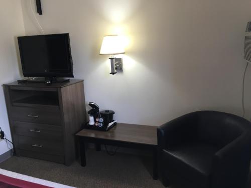 Lakes Area Inn - photo 7