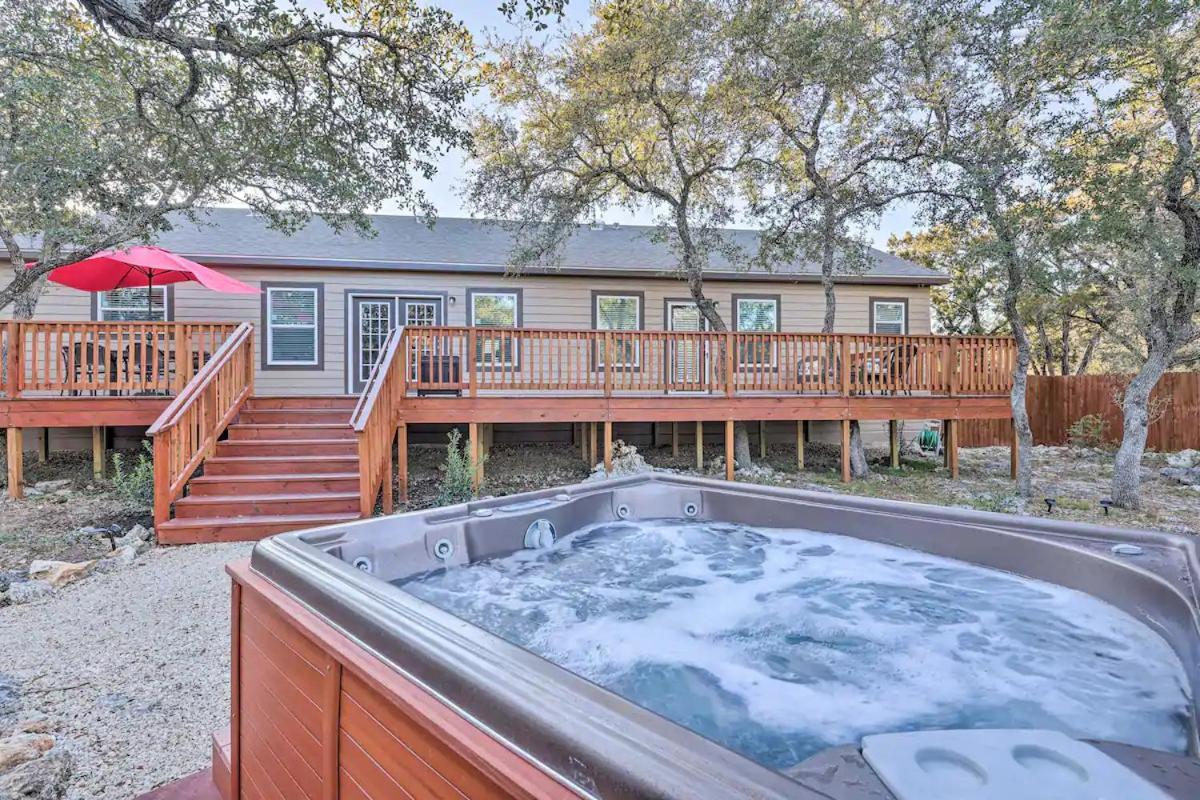 3 Night Dis Count Secluded Retreat Hottub Firepit in Canyon Lake, United States