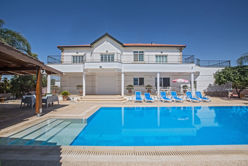 Papas Family Villa With Private Pool Wheelchair Accessible