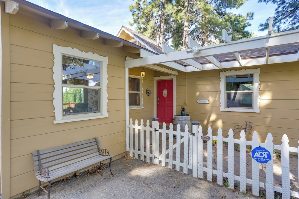 Crestline Cabin Close To Lake Arrowhead And Skiing 19537503 — Crestline