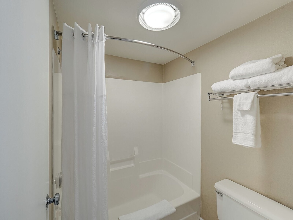 Eastlake Suites Hotel & Conference Center By OYO Urbana - photo 90