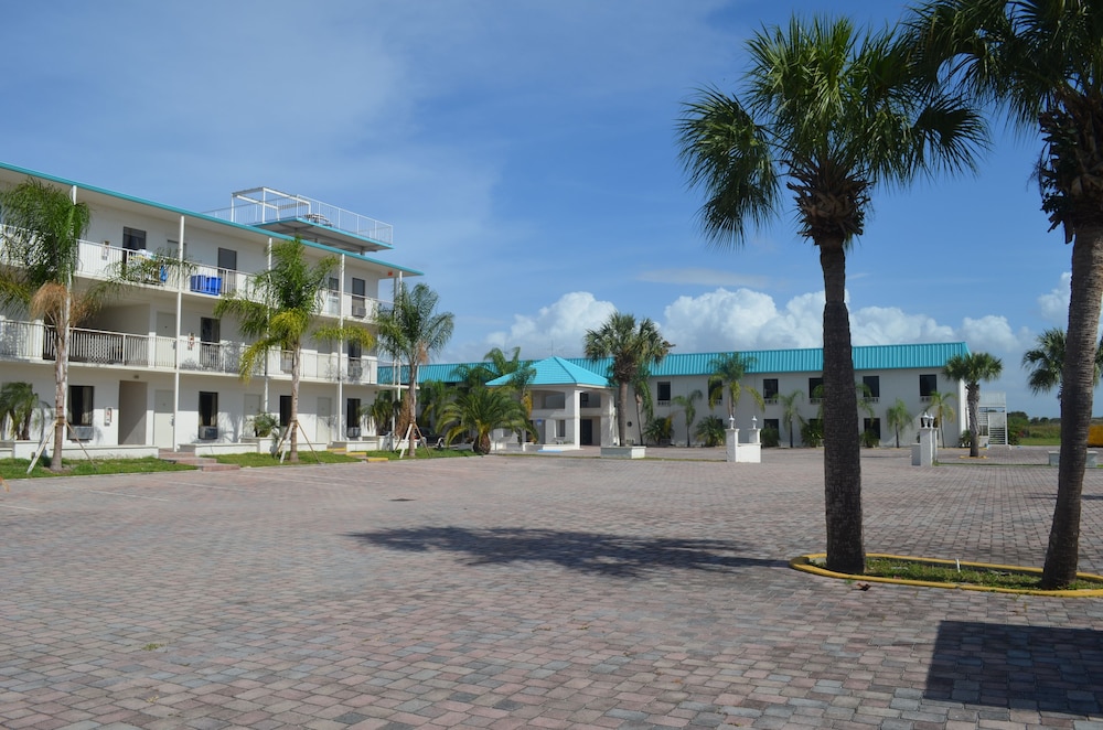 Days Inn & Suites by Wyndham Lake Okeechobee - photo 76
