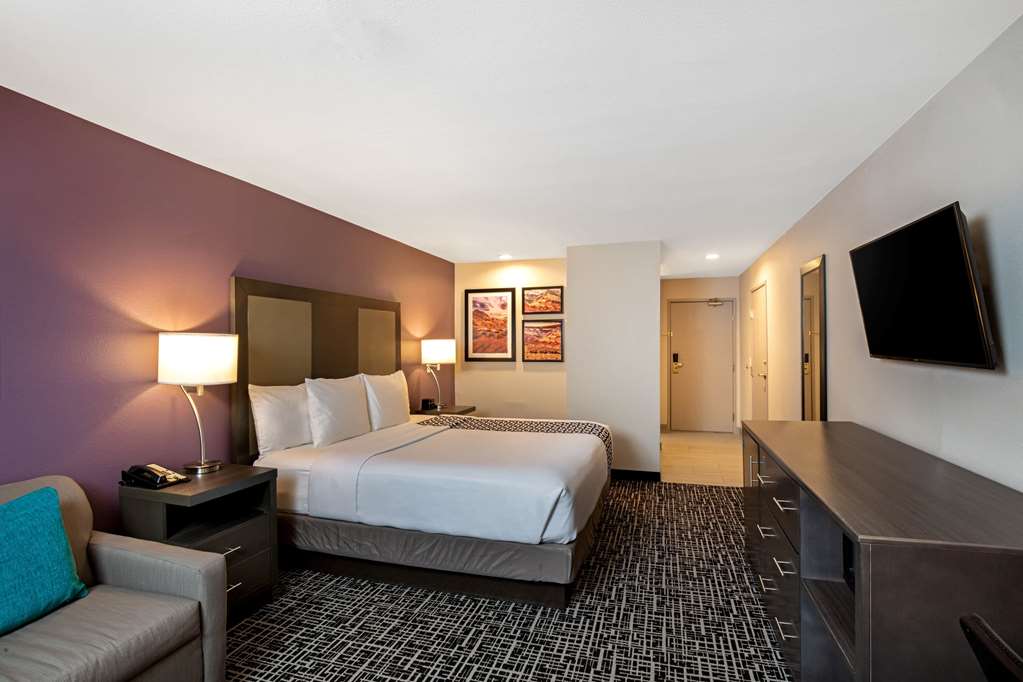La Quinta Inn & Suites by Wyndham Las Vegas Nellis - photo 22