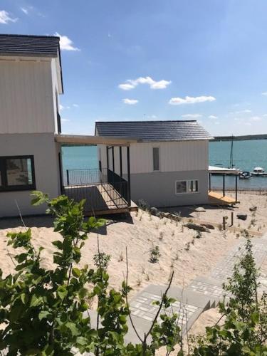 Ferienhaus See & Ferienhaus Seeblick — hotel in Neukieritzsch