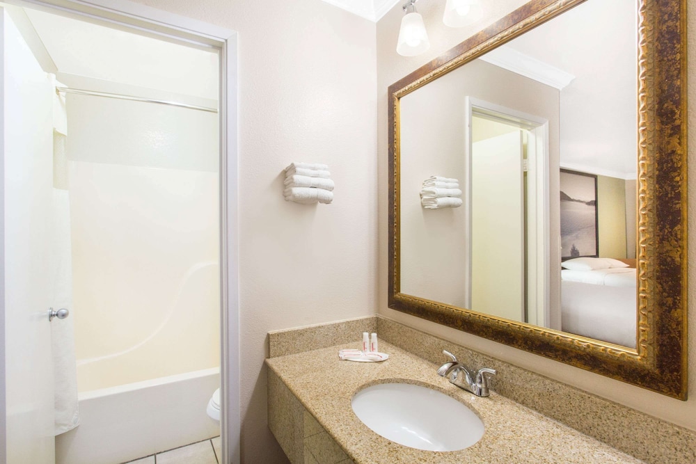 Upper Lake Inn and Suites - photo 14