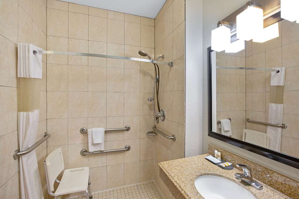 La Quinta Inn & Suites by Wyndham Pearland Houston South - photo 29