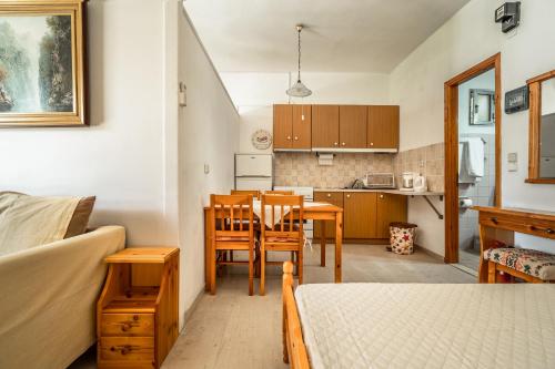 Makis Rooms — Poros — photo 4