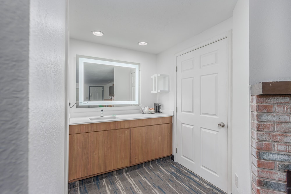 Crossroads Inn & Suites - photo 47