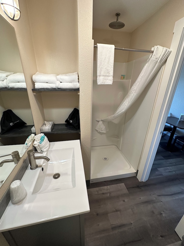 The Coastal Inn and Suites - photo 139