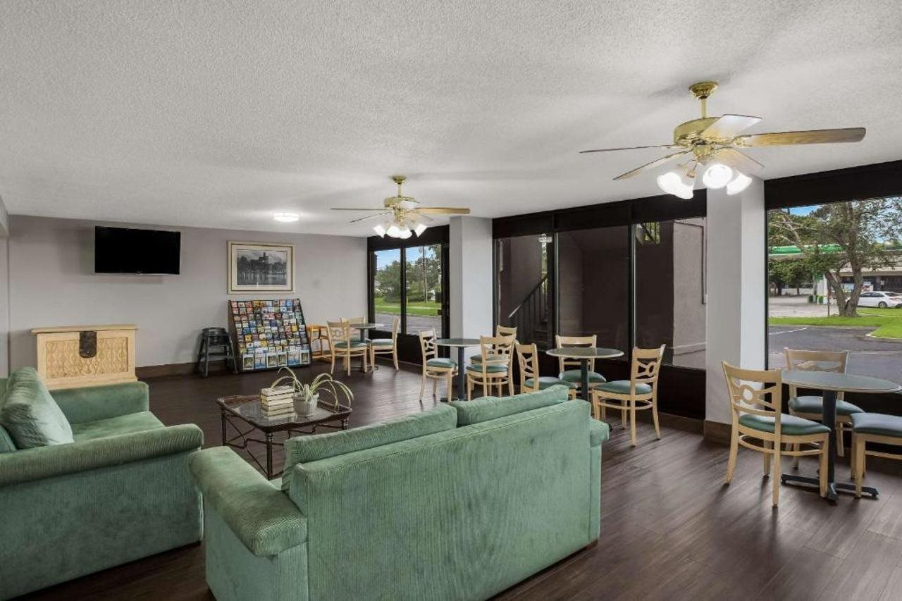 Super 8 by Wyndham Savannah - photo 4