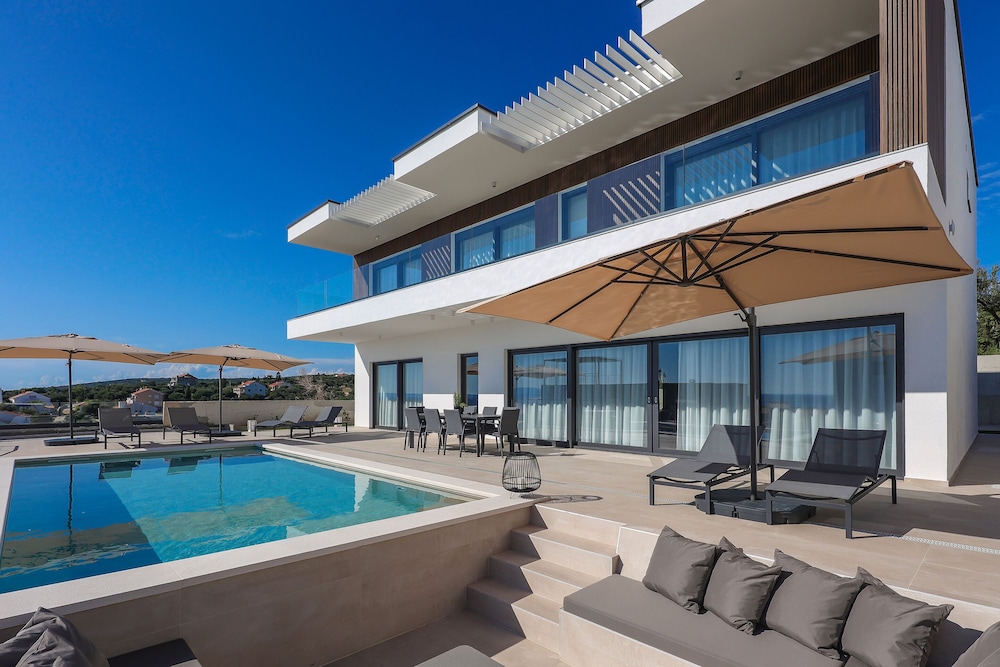 Luxury Villa del Sol — 4-Star Luxury Hotel in Novalja, Croatia