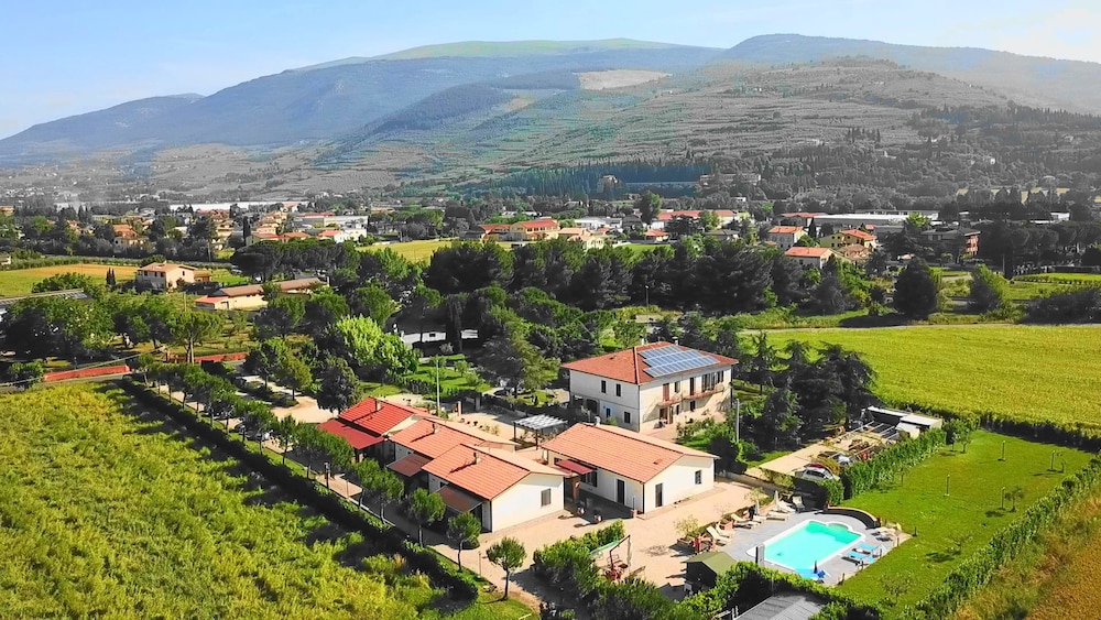 Terra dei Santi Country House — 4-Star Luxury Hotel in Spello, Italy