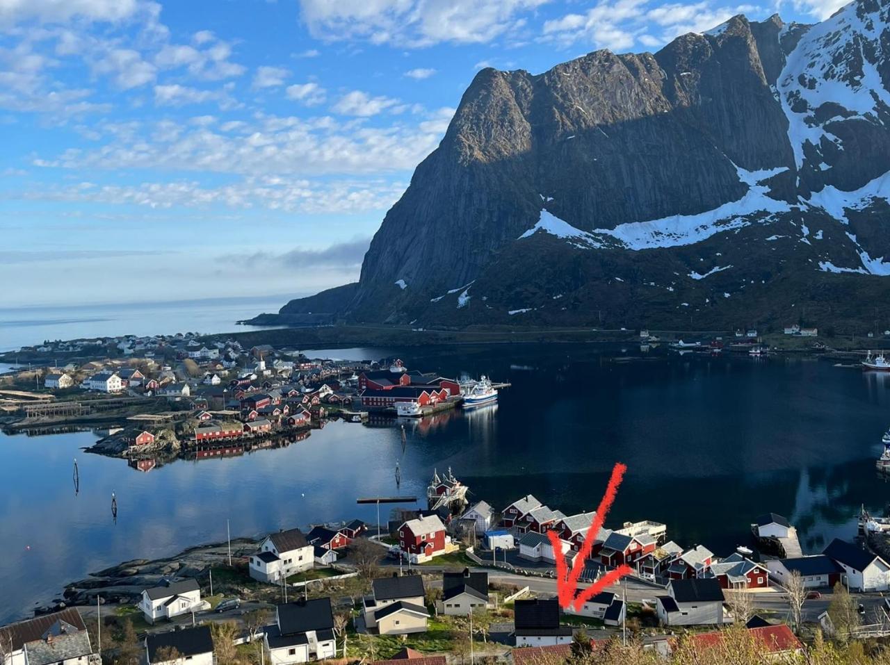 Koselig Nyrestaurert Hus Med Flott Utsikt in Reine, Norway