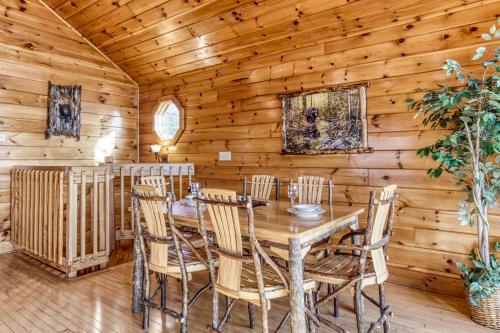 Mountains 4 Miles Panoramic Views Hot Tub & Fire Pit near Pigeon Forge - photo 12
