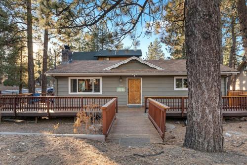 Green Pines Lake Retreat Walk to Lake in Big Bear Lake, United States