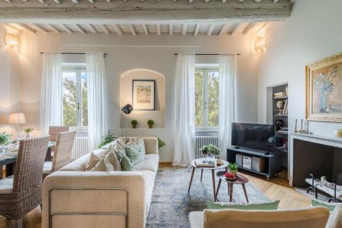 Garden Vista Charming Apartment 2 Bedrooms 2 Bathrooms — 4-Star Luxury Hotel in Lucca, Italy
