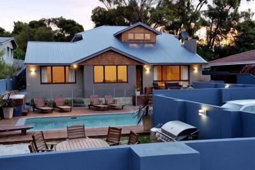 Waikiki Beach Bed & Breakfast — 4-Star Luxury Hotel in Waikiki, Australia